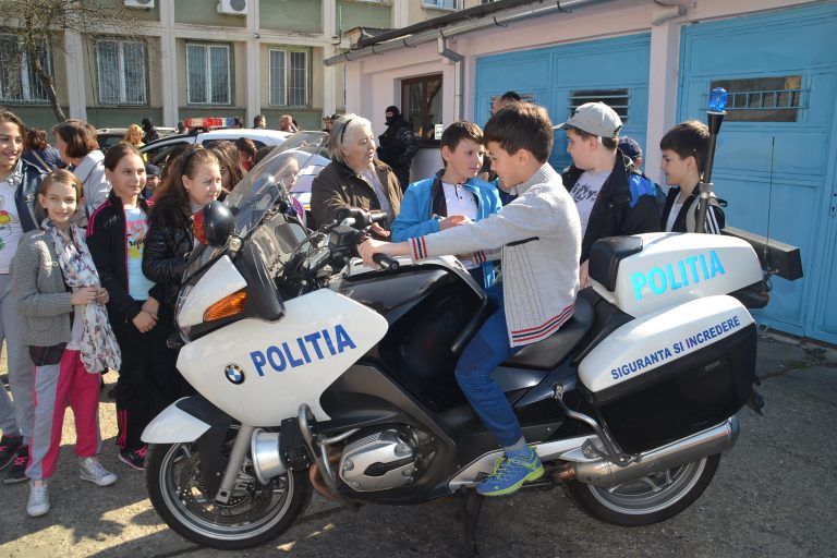 Detonări de bombe şi focuri de armă în curtea Poliţiei Judeţului Timiş-VIDEO