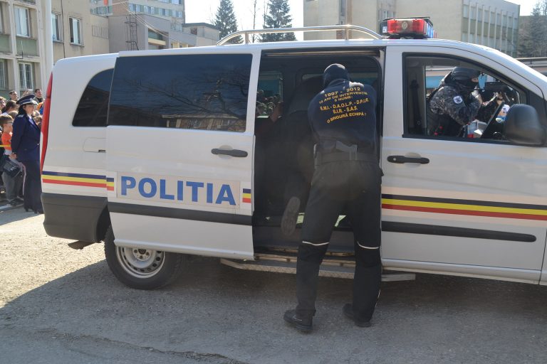 Tineri şi liberi… până ieri! Acum sunt în arest după ce au spart o casă şi au furat tot ce au găsit!