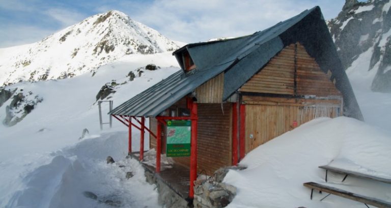 Zeci de salvatori în misiune extrem de grea, de găsire a turiștilor pierduți pe Retezat!