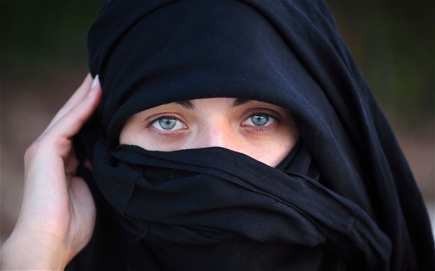 UE a decis! Angajatorii din toate ţările Uniunii pot interzice vălul islamic!
