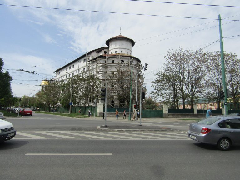 Directorul RATT are înclinații spre cele sfinte! În curtea regiei de transport Biserica are un loc aparte…