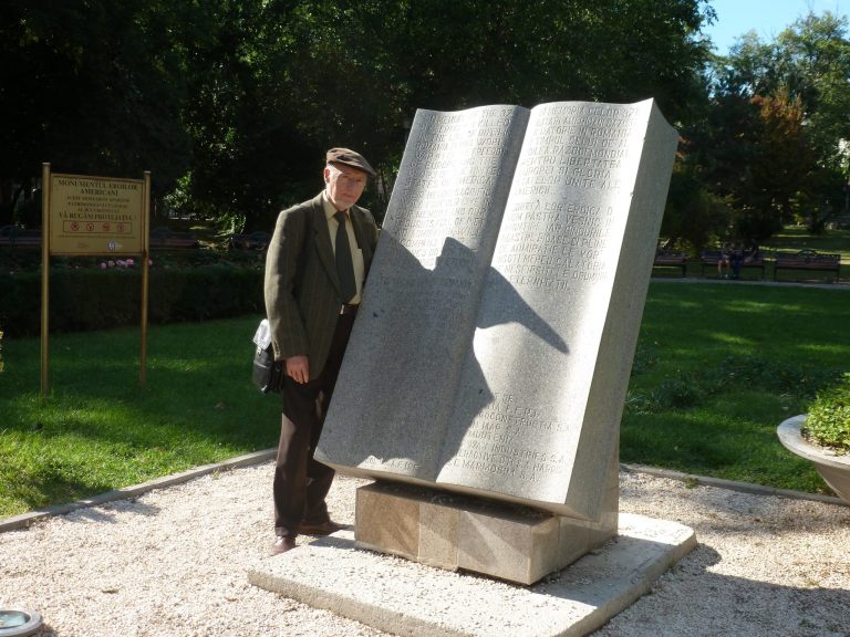 „Libertatea înseamnă și dezorientare”. Interviu cu scriitorul Constantin Abăluță