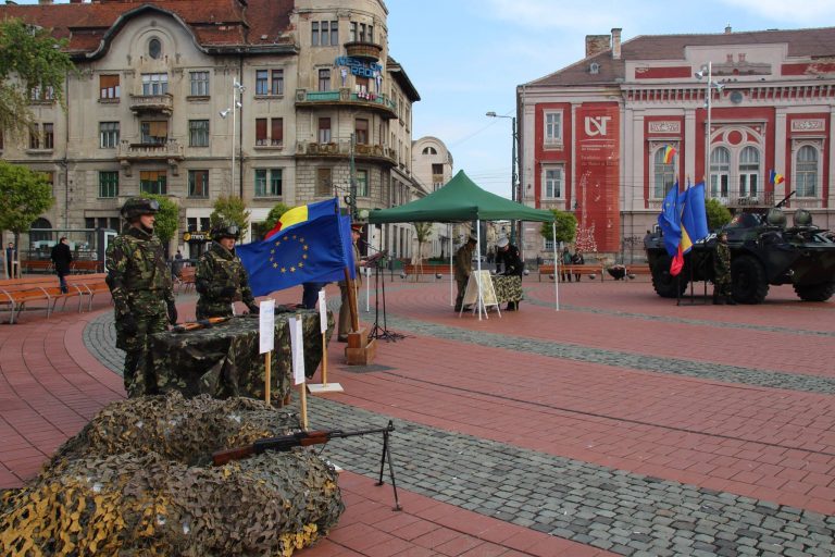 Armata îşi etalează tehnica de luptă și face recrutări la Timișoara-VIDEO