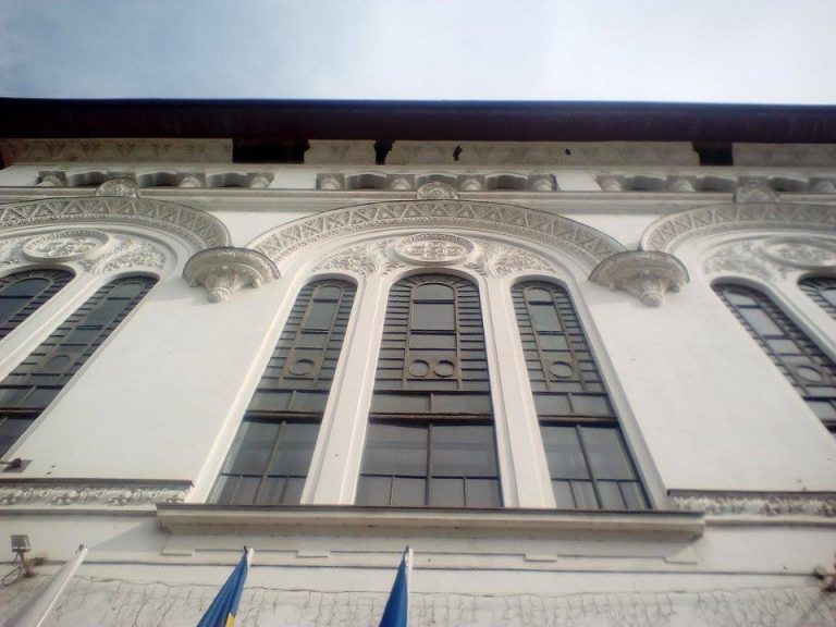 Dovadă de gospodar? În timp ce alţii sunt amendaţi, cad bucăţi din Primăria Timişoara