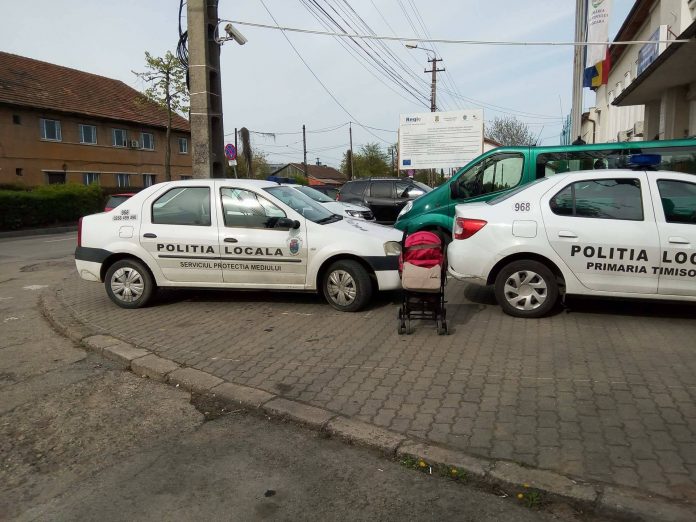 masini politie pe trotuar