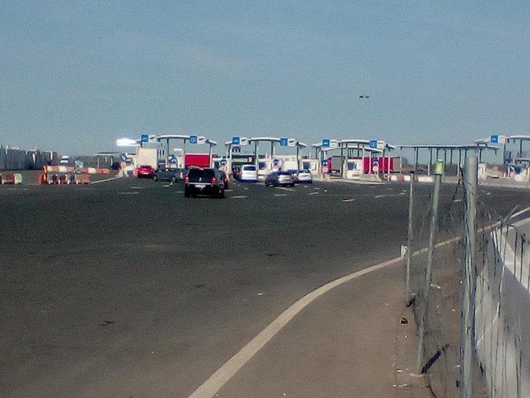 Plecaţi din ţară de Paşti?  Aflaţi cum se cirulă în vămi!