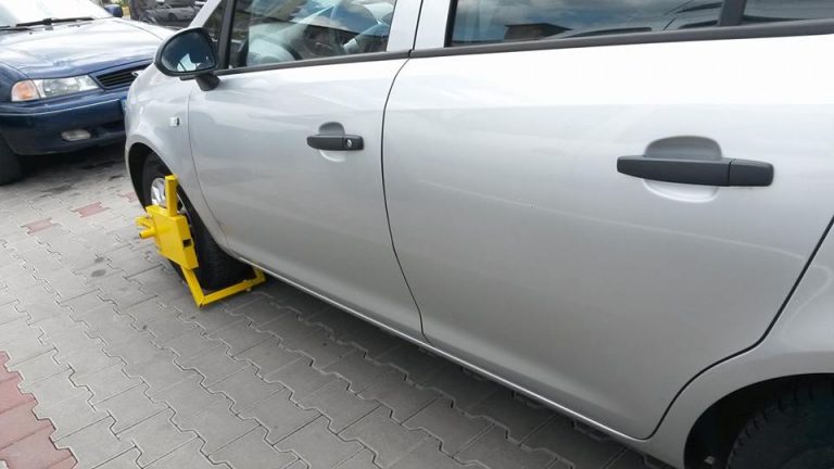 Un mare centru comercial din Timișoara a început să blocheze roțile celor care își lasă mașina în parcare!