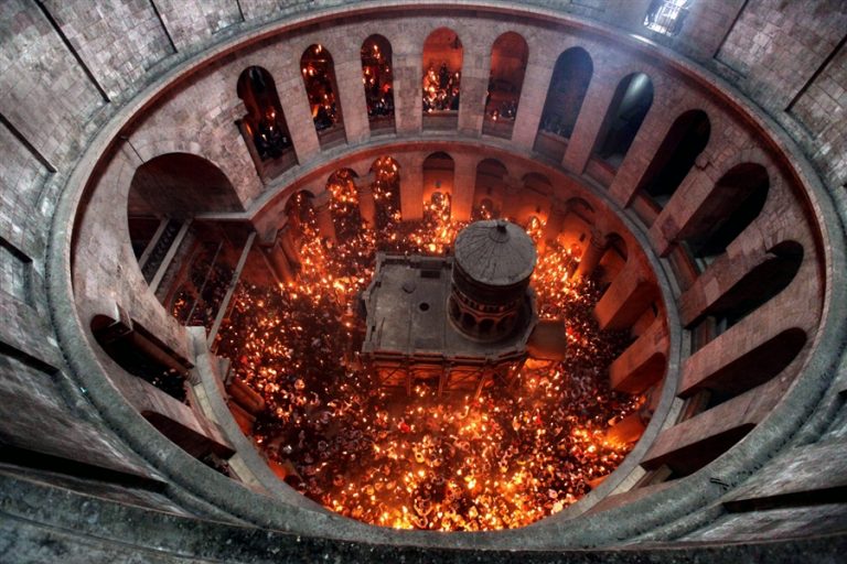 Lumina Sfântă s-a aprins la Biserica Sfântului Mormânt din Ierusalim. Diseară ajunge în România VIDEO
