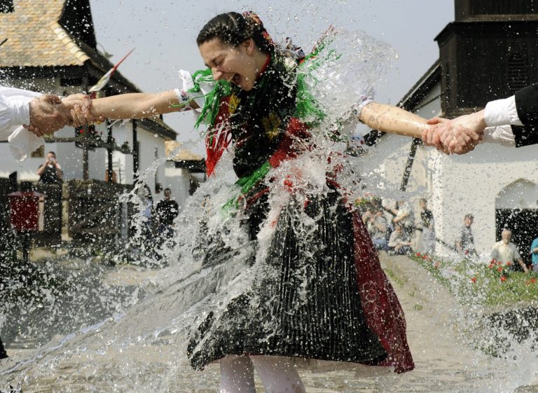 De ce se stropesc fetele de Paști? Tradiții și obiceiuri în Săptămâna Luminată