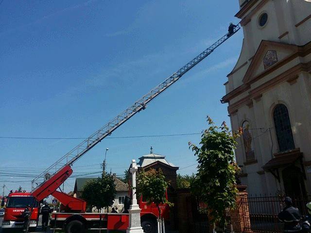 Pericol de accident în ”Casa Domnului” înlăturat de pompierii de la ISU ”Banat”! Vedeți unde s-a întâmplat evenimentul