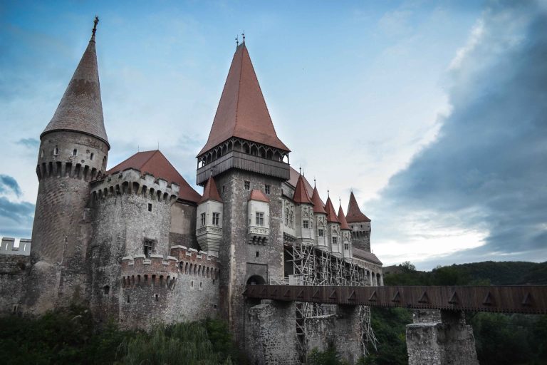 Mașini de epocă românești, într-o expoziție inedită la Castelul Huniazilor din Hunedoara