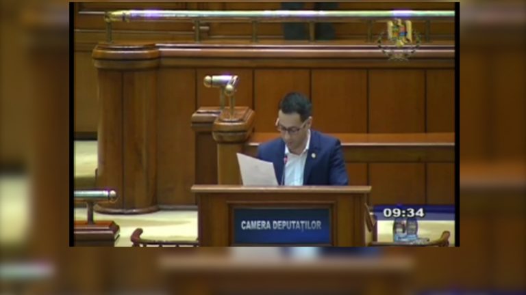 Discurs incredibil al unui deputat în Parlament, abia reuşeşte să citească iar la sfârşit a scuipat în microfon. VIDEO