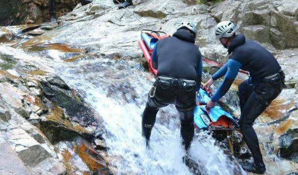 Misiune dificilă pentru salvamontiștii care au intervenit la Cascada Vânturătoarea! Vezi cum s-a finalizat