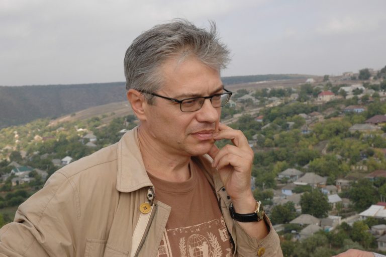 „Intelectualii adevărați din Basarabia s-au solidarizat întotdeauna în jurul ideii de unitate românească și integrare europeană”. Interviu cu scriitorul și jurnalistul Vitalie Ciobanu