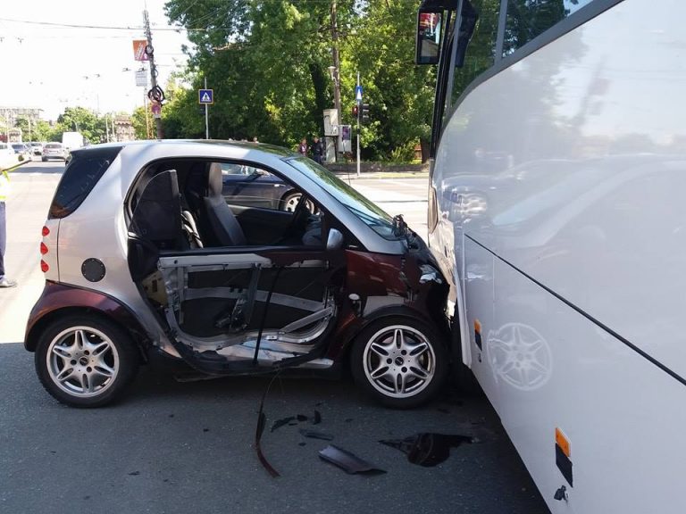 Carambol în centrul Timişoarei! Două autoturisme şi un autocar, implicate în accident