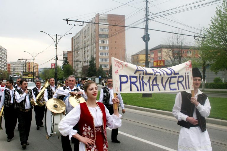 Sărbătoare folclorică de zile mari în acest weekend în vestul țării! Vezi cine participă!