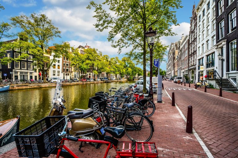 Amsterdam, orașul unde trecutul se întâlnește cu viitorul