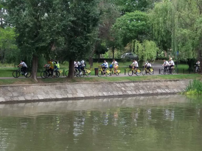 Pedalare universitară pentru studenţi şi profesori. Maşinile nu au avut voie în parcare