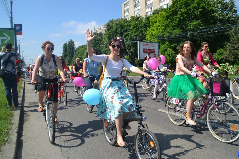 Toate cochetele orașului au luat bicicletele de coarne și au plecat la drum FOTO-VIDEO