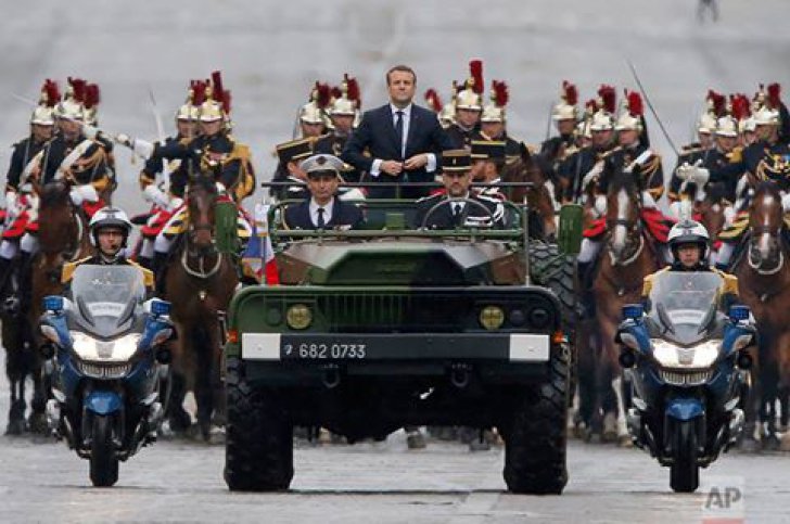 Emmanuel Macron s-a instalat oficial la Palatul Elysee! O ceremonie fastuoasă urmată de un traseu pe Champs-Élysées, către Arcul de Triumf