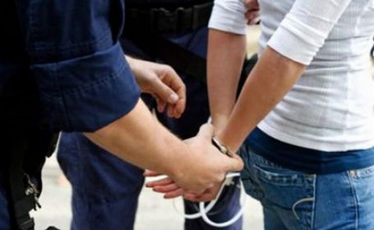 Tineri arestaţi după ce au furat banii şi cardurile unor turişti cazaţi la o pensiune din vestul țării
