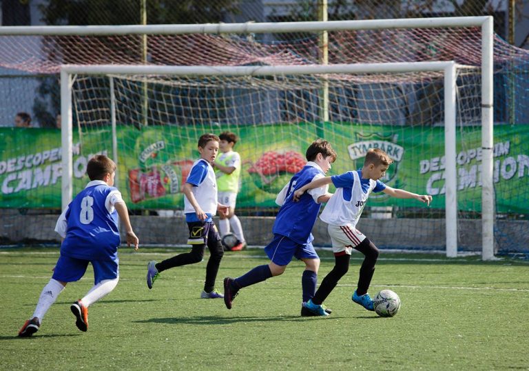 Fotbalul, cel mai atractiv sport pentru copii! La Timișoara se vor decide care sunt campionii la fotbal juniori din peste… 122.000 înscriși la start