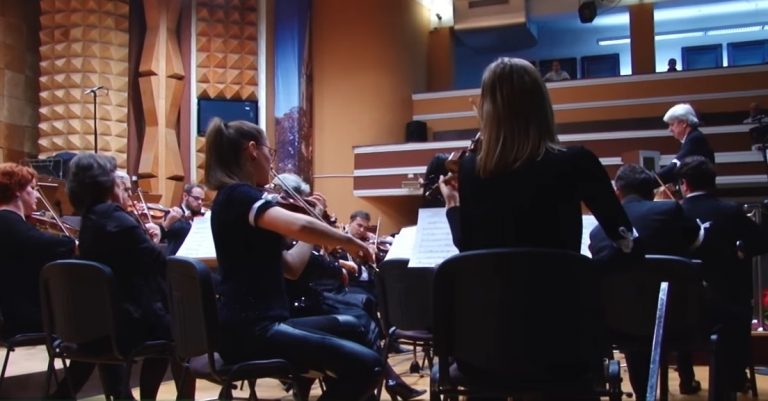 Angajaţii Filarmonicii Banatul, supăraţi foc pe directorul Gârboni. Vezi care e motivul și ce au de gând să facă!