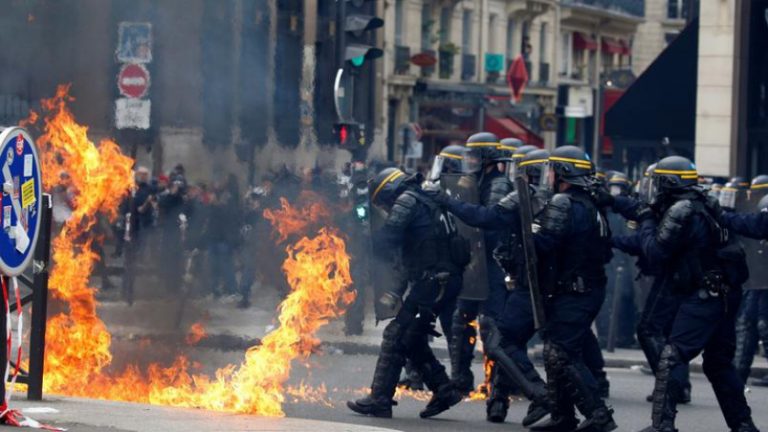 Autorităţile pariziene au lansat gaze lacrimogene, în încercarea de a dispersa o mulţime de protestatari din zona centrală a metropolei Paris-VIDEO