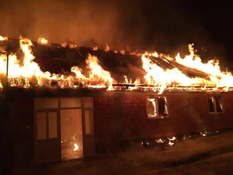 Tragedie pornită de la o improvizație! O casă a luat foc