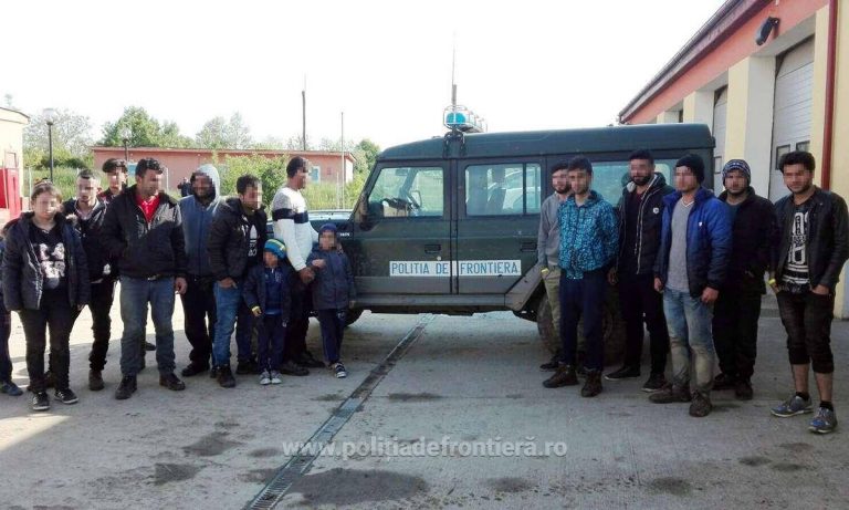 Nu se mai opresc! Zeci de migranţi au încercat din nou să intre în România prin vest