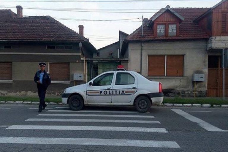Polițist din vestul țării surprins în ipostaze jenante!