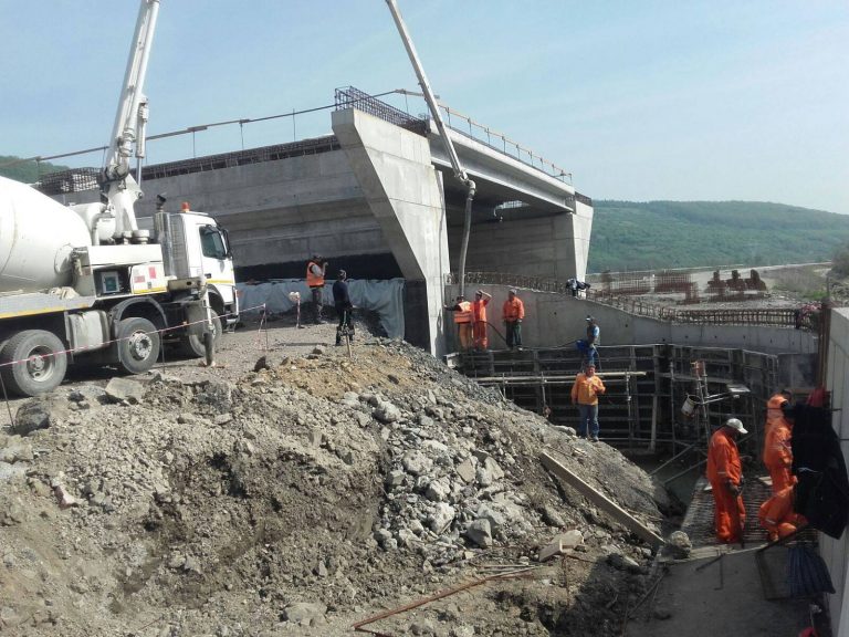 Cum se lucrează pe şantierul autostrăzii Lugoj – Deva? CNAIR a publicat fotografii cu lucrările