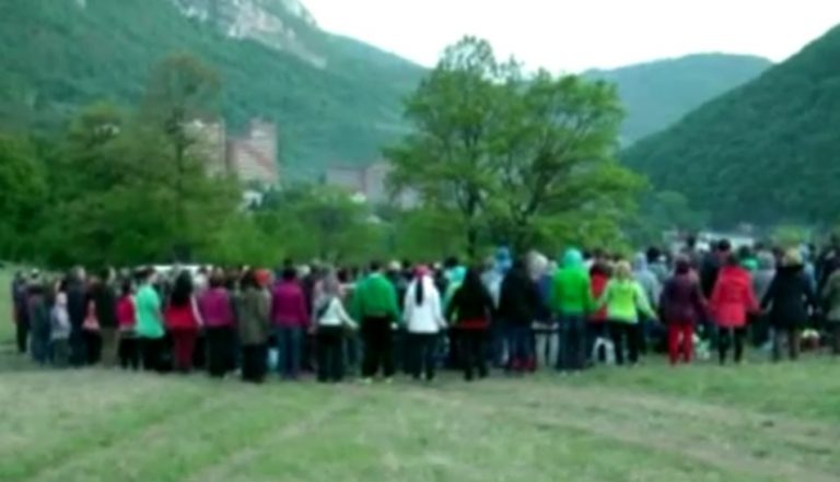 La Herculane s-au adunat… un hectar de yoghini!