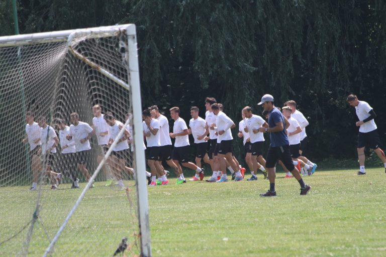 Fotbaliștii echipei fanion a Timișoarei transpiră din greu pe teren, după o foarte scurtă vacanță