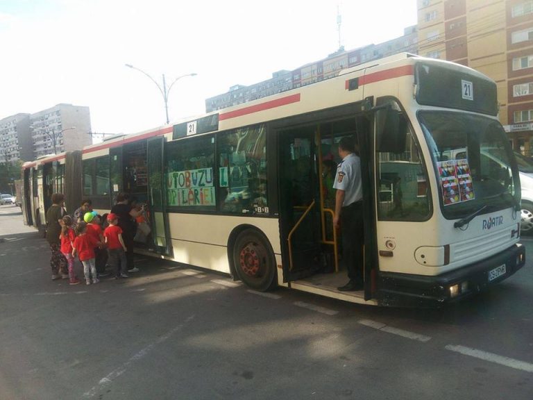 Plimbare cu ,,Autobuzul copilăriei” la Reșita – cadoul pompierilor pentru prichindei