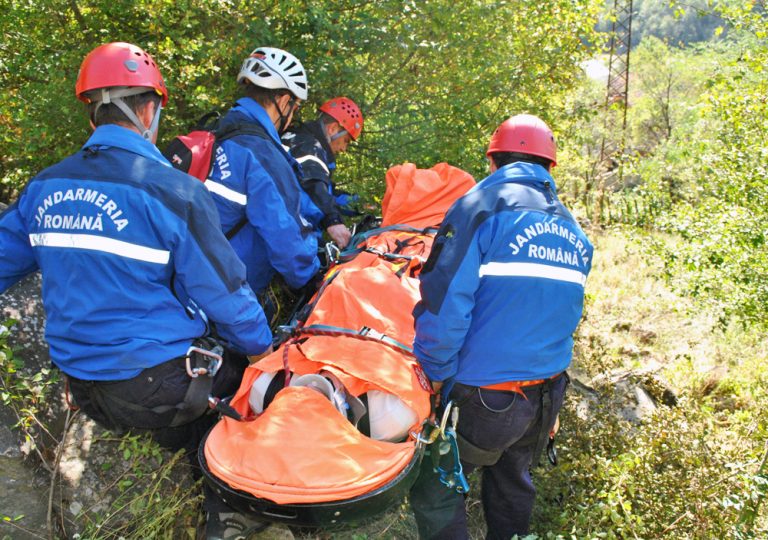 Tineri din vestul țării blocați în munți, recuperați în siguranță de jandarmii montani