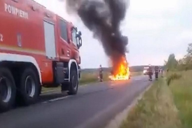 Mașină în flăcări pe o șosea circulată din vestul țării! Care au fost urmările