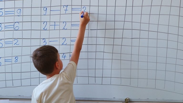 Of! Au început şcolile