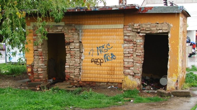 O clădire fantomă sperie trecătorii din piața Badea Cârțan – VIDEO