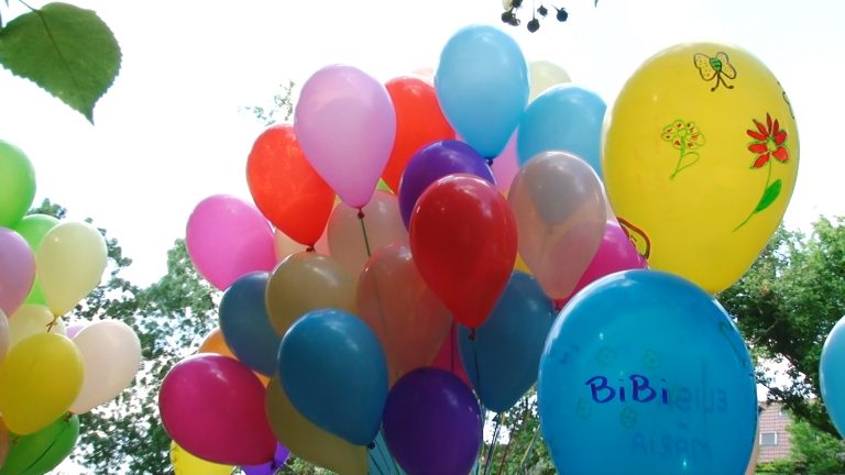 Baloane cu mesaje pentru copilașii pierduți, înălțate spre cer, la Ziua Părinților de Îngeri. FOTO-VIDEO