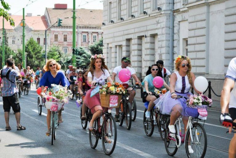 Doamnele, la plimbare pe două roți!