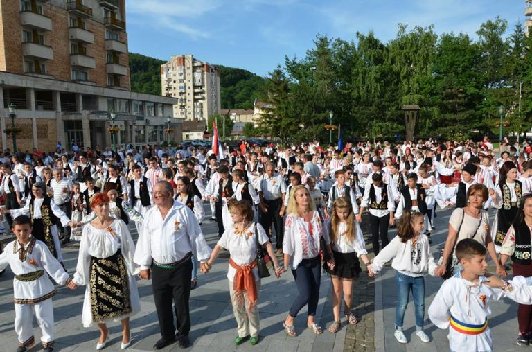 Brâul bănățan a umplut Centrul Civic al Reșiței cu ia tradițională