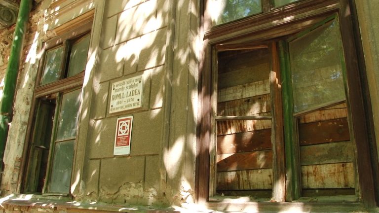 Bătaie de joc în capitala europeană a culturii! Casa în care a creat Romul Ladea a ajuns o ruină ţinută în lanţuri. FOTO-VIDEO