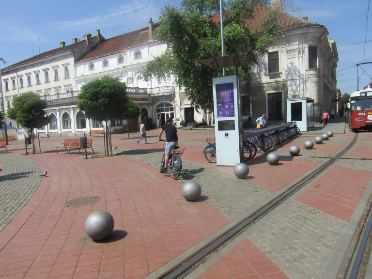 Bicicleta, un vehicul fără respectarea regulilor de circulaţie. Până când, „tovarăşe” poliţist?