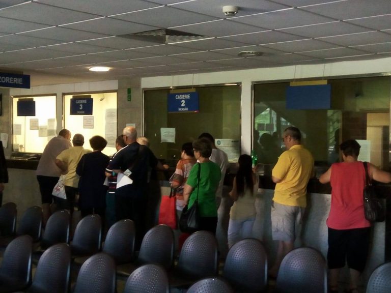 Cozi imense și discuții contabilo-economice în jurul unei mașinării defecte, pe holurile Direcției de Finanțe. FOTO