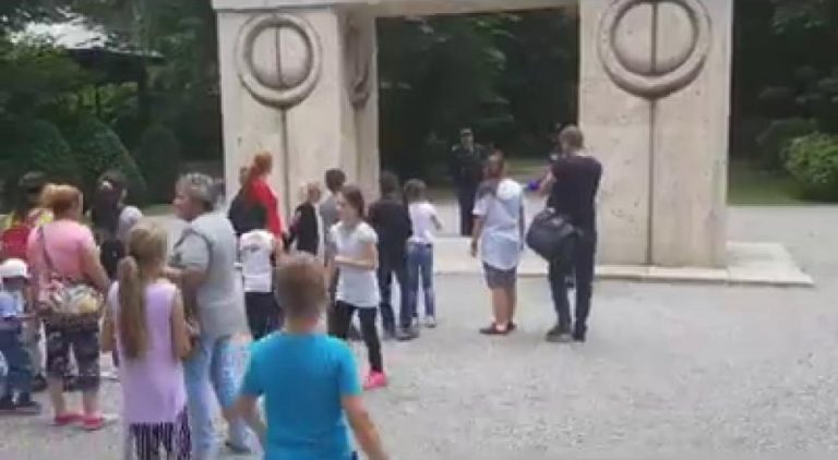 Exces de zel sau prostie? Copii bănățeni, alungați de la Poarta Sărutului – VIDEO