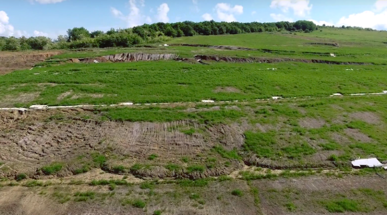 Pericol pe autostrada vestului! Se surpă terenul!