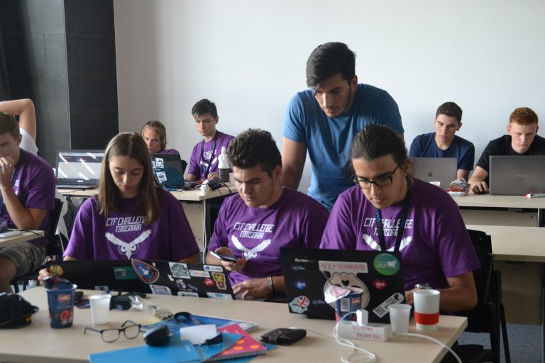 Elevii foarte buni premiați de agenții economici din Reșița