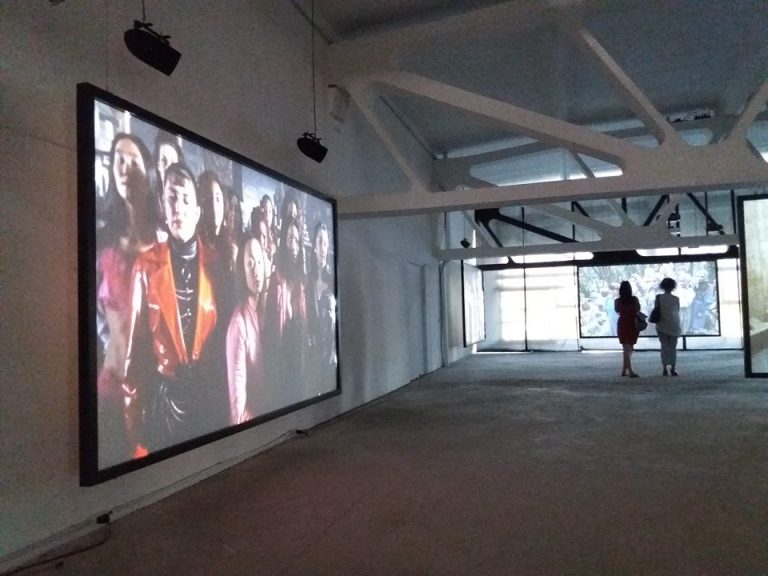 Expoziţia celor 9 filme despre imigranţi ale artistului vizual german Julian Rosefeldt, la Timişoara