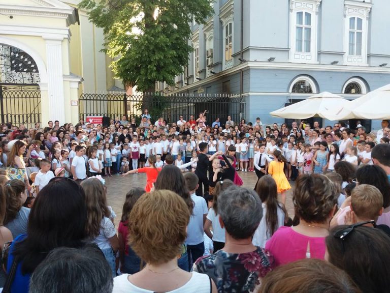 Distracţie în paşi de dans la Timişoara, la Festivalul Artelor.  Zeci de copii au însufleţit ringul de dans. FOTO